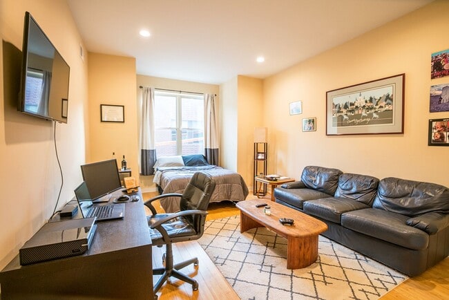 Building Photo - Graduate Hospital Three Bedroom Home