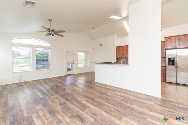 Building Photo - 7003 Osbaldo Dr