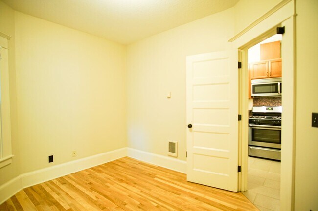 Building Photo - Historic Building-Beautifully Renovated 1-Bedroom Close-in SE!