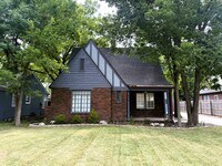Building Photo - 514 S Crestway St