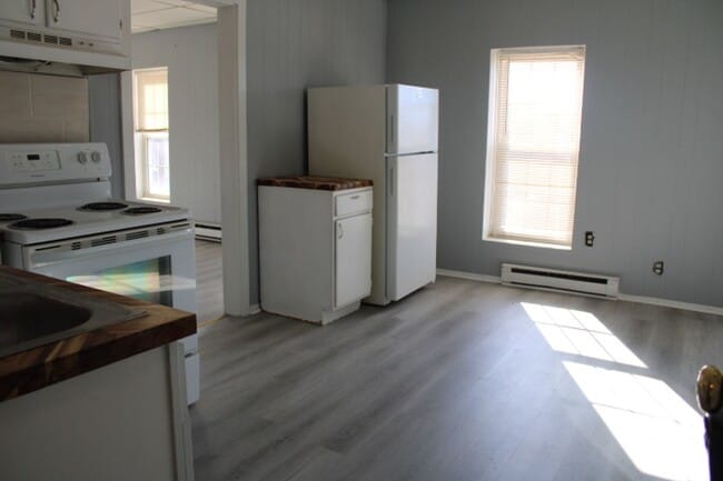 Building Photo - Apartment