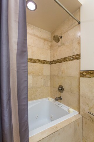 Building Photo - 812 W Van Buren St