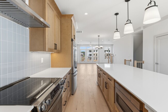 Building Photo - Luxurious 3BD, 3.5BA Chapel Hill Townhome with Modern Features Near Shopping, Dining, and Enterta...