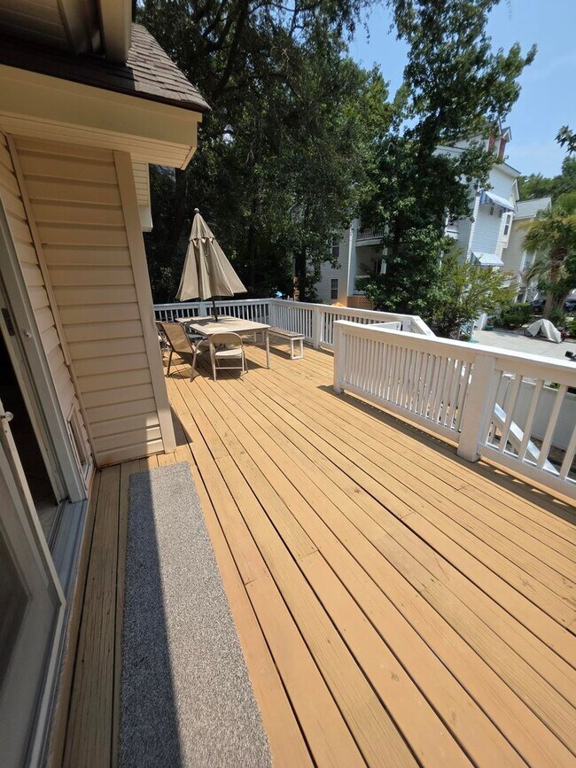 Building Photo - MID ISLAND - YATCH COVE