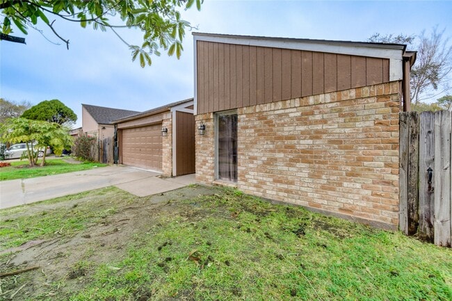 Building Photo - 12327 Fairmeadow Dr