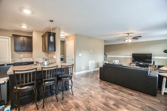 Building Photo - Three Bedroom in Magnolia Place!