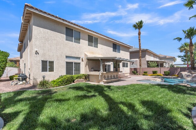 Building Photo - LUXORY 5 BEDROOM 3 1/2 BATH HOME LOCATED I...