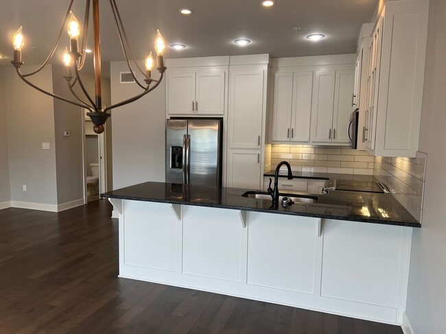 Building Photo - 3 Bed 2.5 Bath Townhome