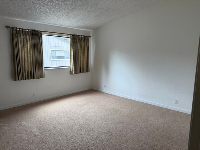 Building Photo - 1670 Sqft. 3 Bedroom, 2 Bath Gated Townhome for Rent in Citrus Heights.