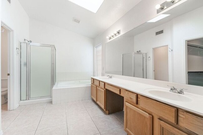 Building Photo - Enjoy an open floor plan with all appliances!