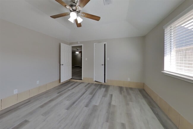 Building Photo - 3815 Regency Dr