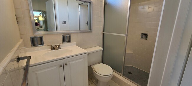 Building Photo - 1329 Fairfield Dr