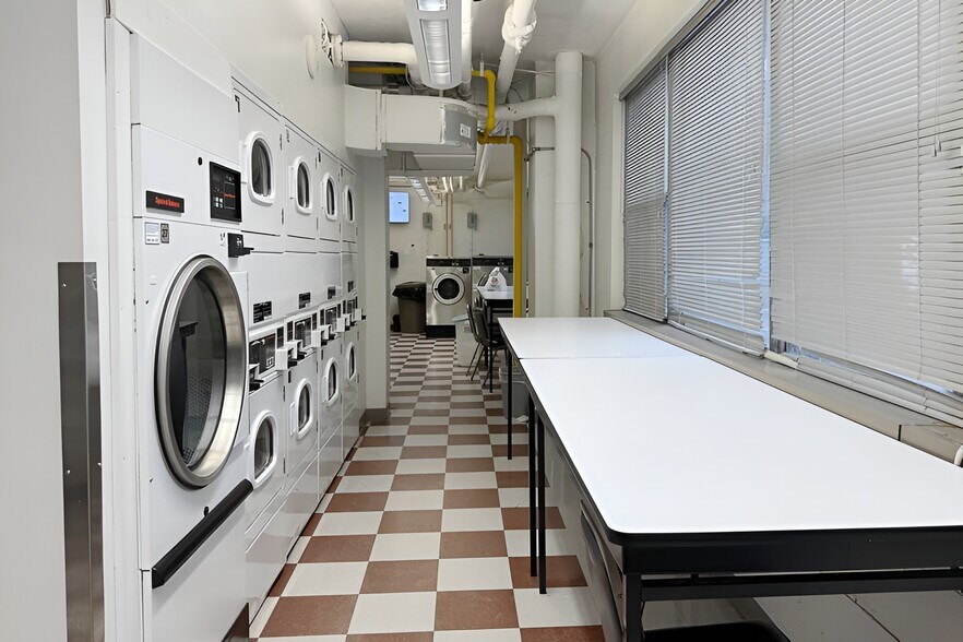 Laundry Room - 6301 N Sheridan Rd