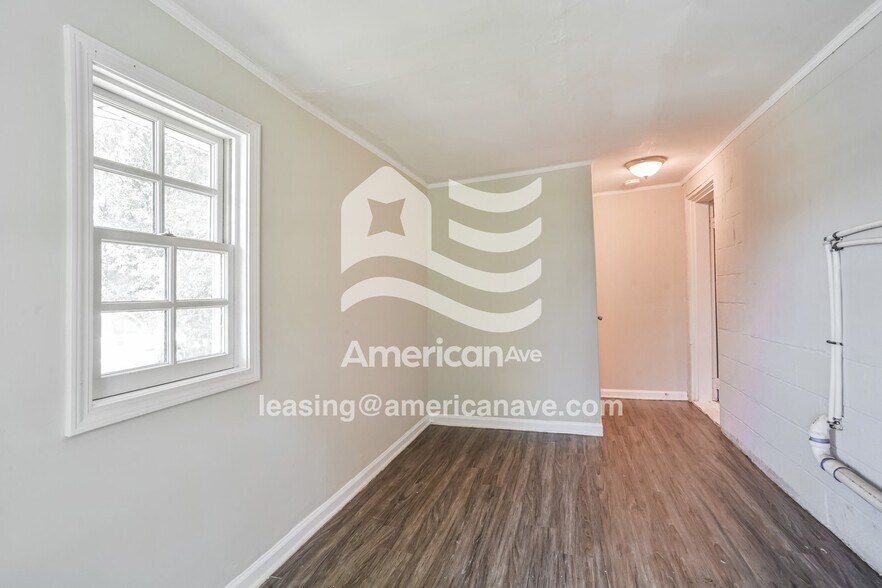 Building Photo - 2401 Phillips Ave