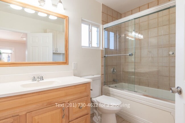 Building Photo - 4 Bedroom, 2 Bath House with Garage