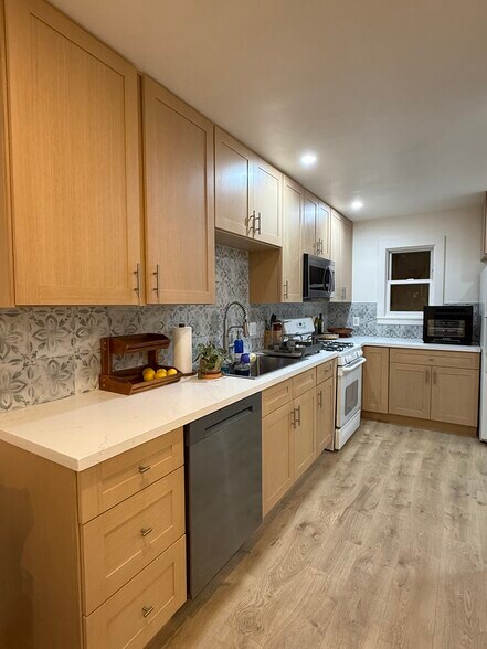 fully stocked kitchen - 521 W Montecito St