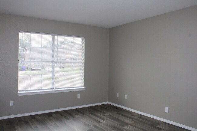 Building Photo - 526 Glen Cove St