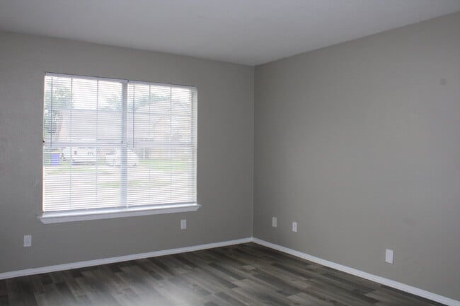 Building Photo - 528 Glen Cove St