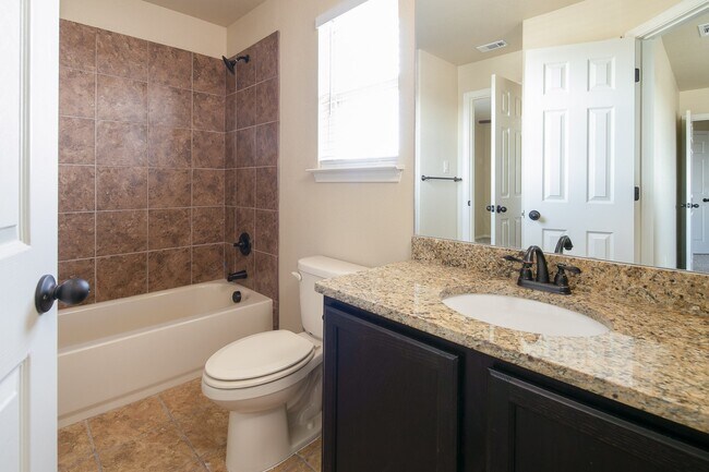 Building Photo - GORGEOUS 3 BEDROOM DUPLEX LOCATED IN BUDA, TEXAS!