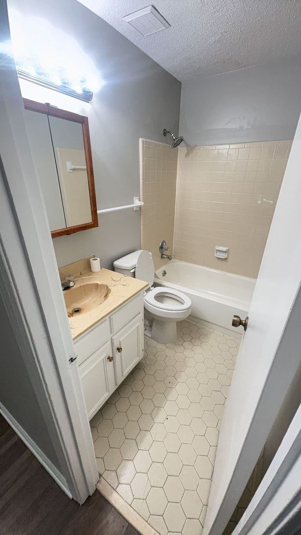 Building Photo - Charming 3 bedroom  / 2 bathroom home - Op...