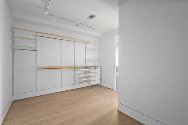 Building Photo - 2406 Tangley St