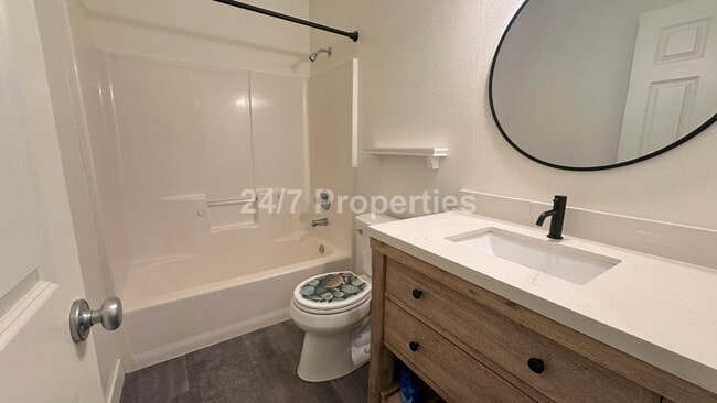 Building Photo - 3 BD | 2 BA Duplex with Fenced Backyard an...