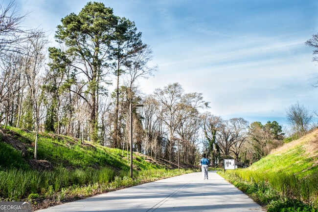 Building Photo - 907 White St SW