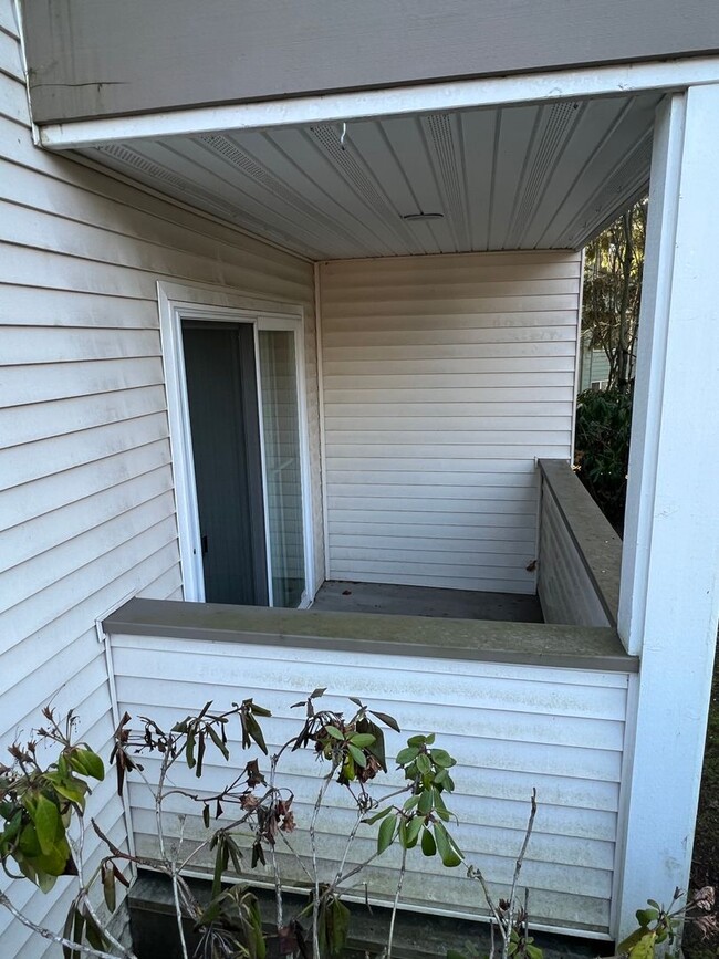Building Photo - Charming 2 Bedroom Condo minutes from I5 a...