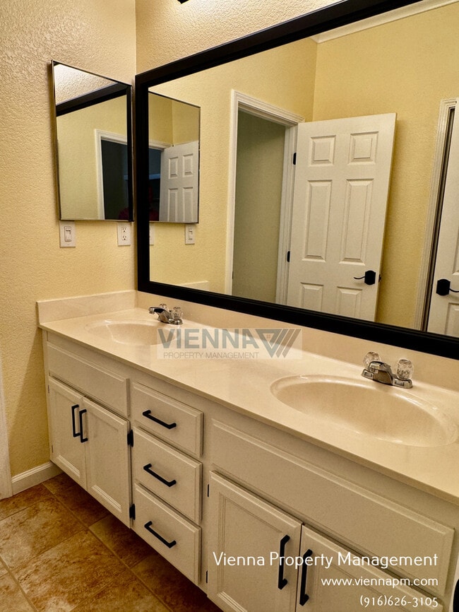 Building Photo - 829 Courtyards Loop