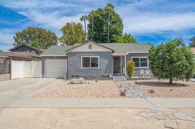 Building Photo - Beautifully Remodeled Home Move-In Ready!