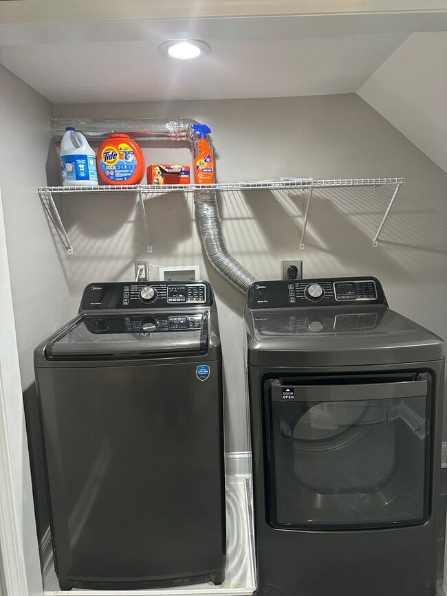 Building Photo - Fully Furnished! Spacious Rooms! Modern De...