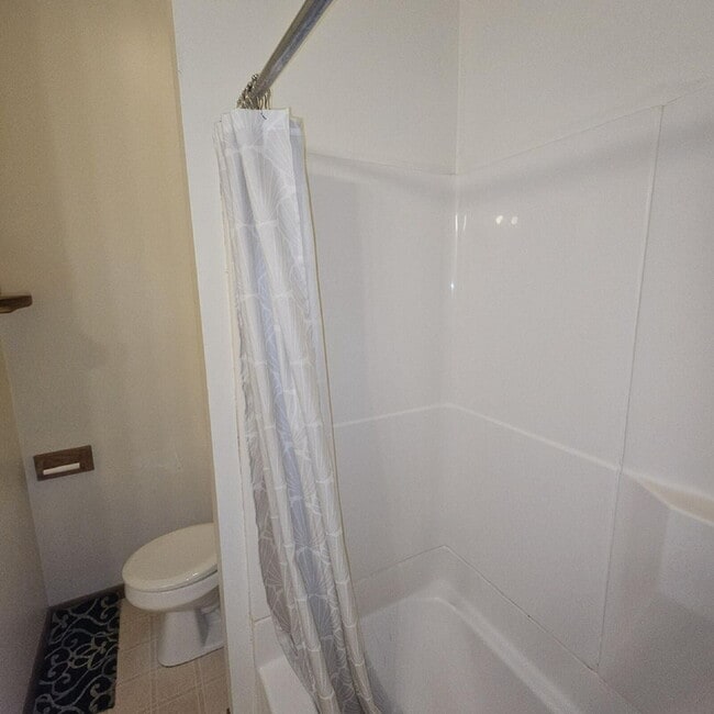 Building Photo - 2 bedroom in proximity to UWEC and downtown available June 1st