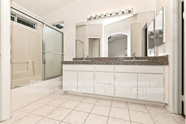 Building Photo - 4849 Lake Shore Pl