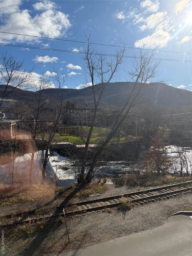 Building Photo - 554 Main St