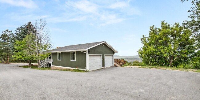 Building Photo - 140 E Spring Dr