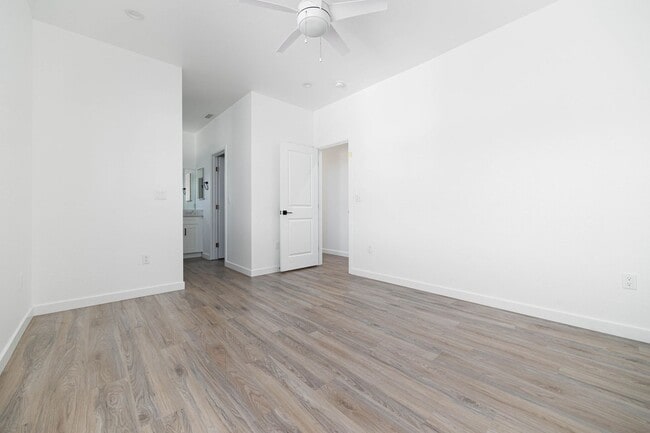 Building Photo - 4bd/2ba home with AC, off street parking and private yard!