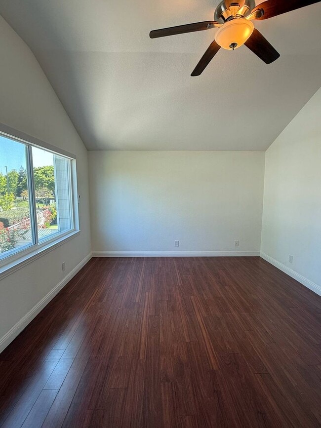 Building Photo - Stylish Redwood Shores Home with Vaulted Ceilings & Private Yard