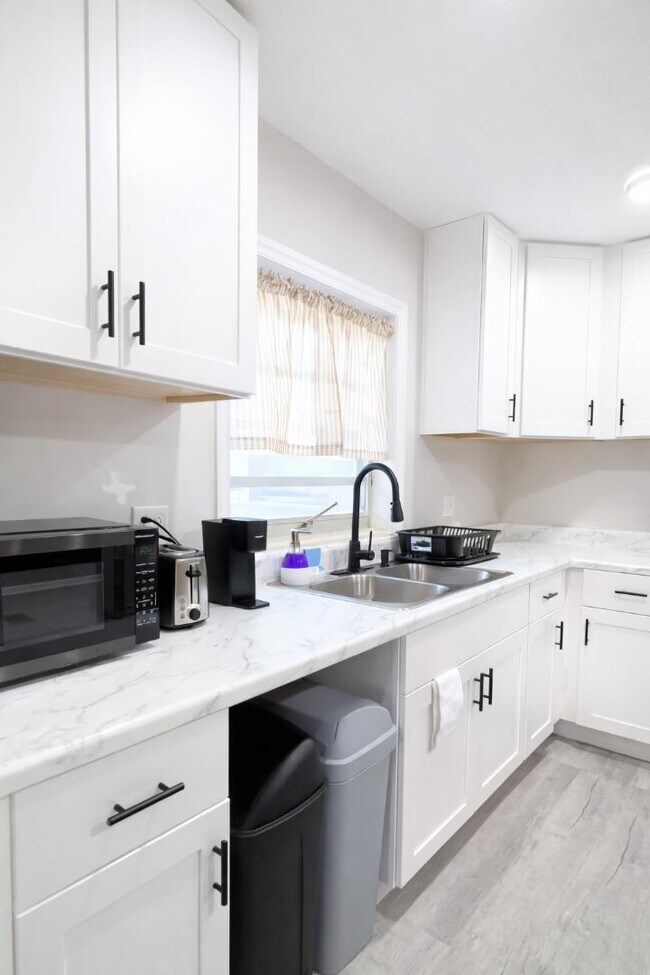 Building Photo - 807 Ave M SW