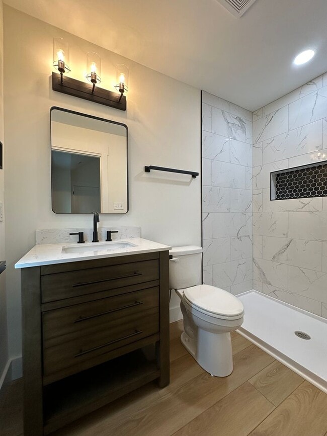 Building Photo - Gorgeous townhome on Candlers Mt! Close to LU. First month rent half off special!