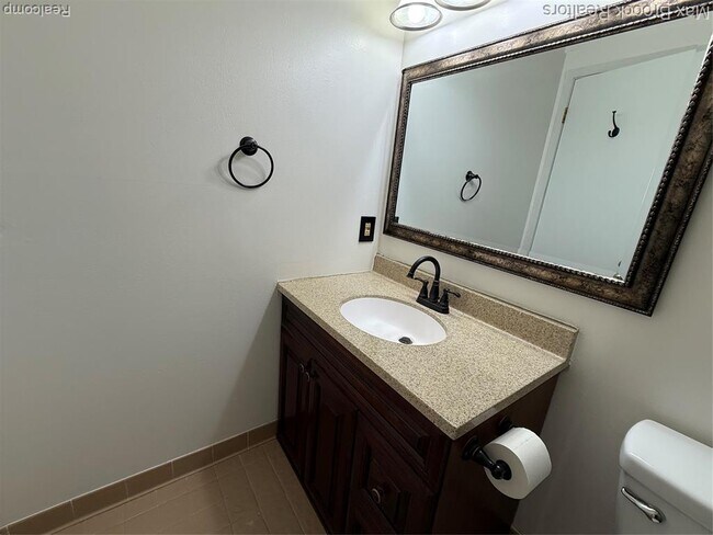 Building Photo - 6670 Maple Lakes Dr