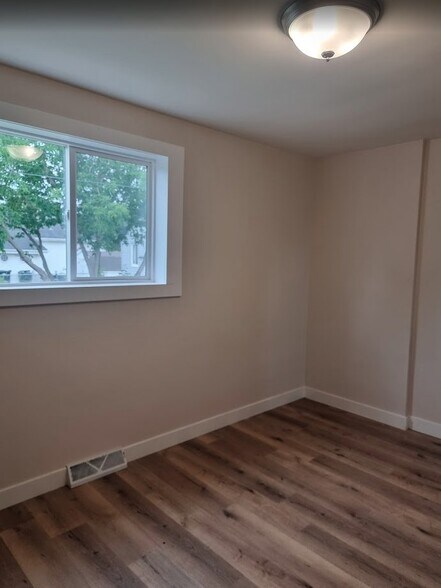 Building Photo - 210 N 15th St