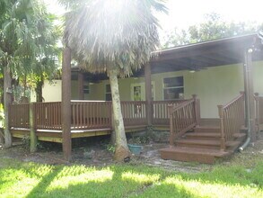 Building Photo - Country living in the city! 1.6 acres, Hor...