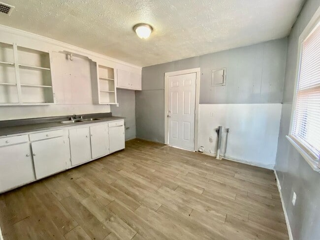 Building Photo - 106 N Vernon Ave