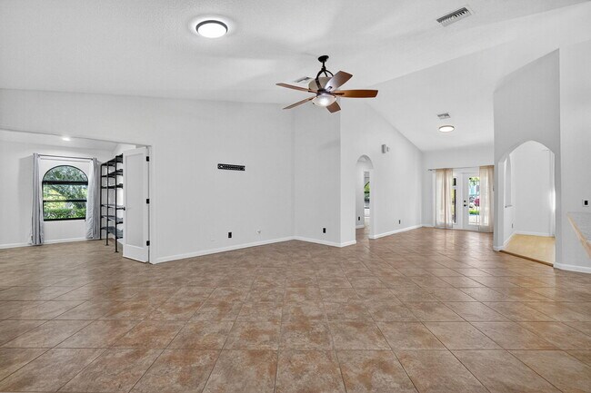 Building Photo - 1180 SW Mirror Lake Cove
