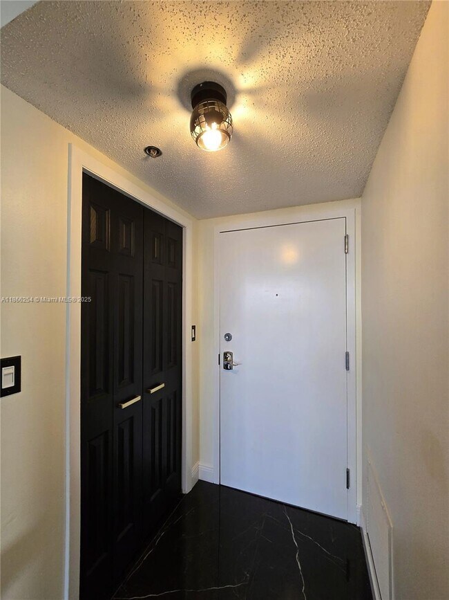 Building Photo - 7400 Radice Ct