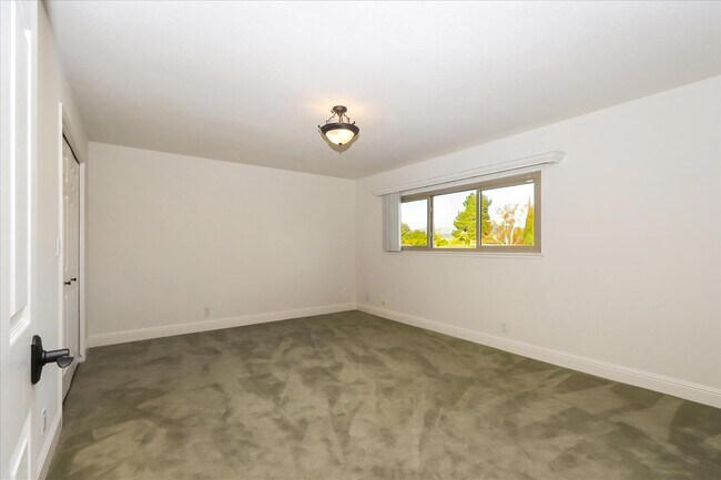 Building Photo - 249 Purple Glen Dr