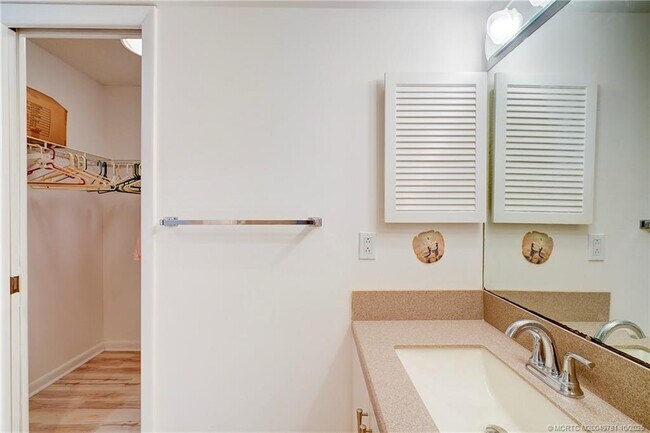 Building Photo - 5532 NE Gulfstream Way