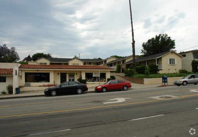 Building Photo - 2945 De la Vina St