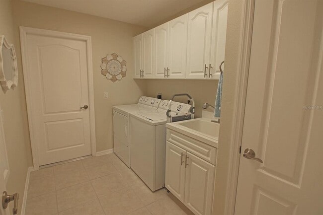Building Photo - 811 Rotonda Cir