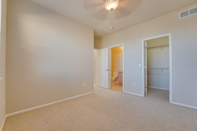 Building Photo - 2 bedroom, 2.5 bath townhome in Observatory Village